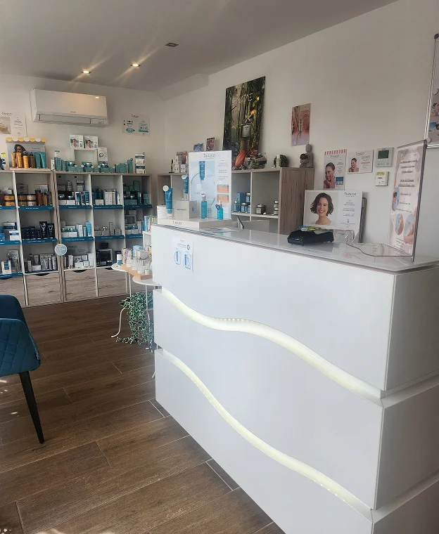 Réception moderne dans une boutique de produits de beauté, avec des étagères remplies à Bois d'Arcy dans les Yvelines 78