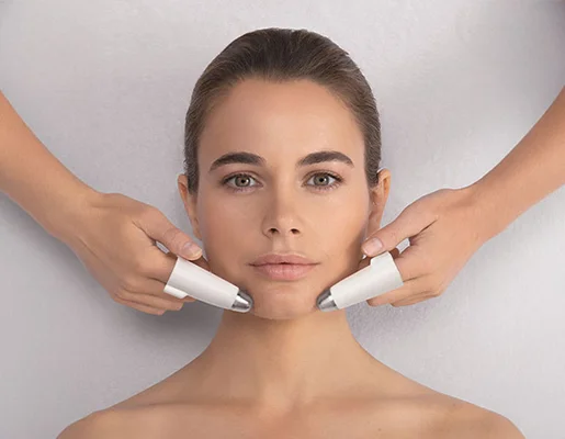 Femme recevant un traitement facial avec deux appareils de massage à Bois d'Arcy près de Versailles dans les Yvelines 78